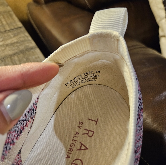 Traq by Alegria womens sneakers size 39 - Picture 3 of 4